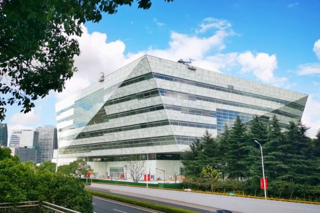 推进"一轴双心"城市文化新布局,位于花木城市副中心的上海图书馆东馆