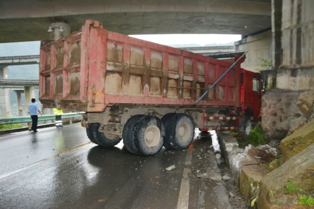 7月16日17时30分,毕节市赫章县城关镇后河村大垭口路段突发交通事故