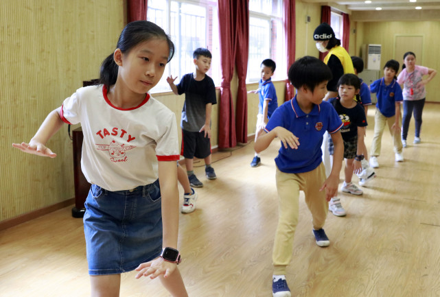 7月19日,小学生在广州小北路小学上舞蹈课.新华社记者 黄国保 摄