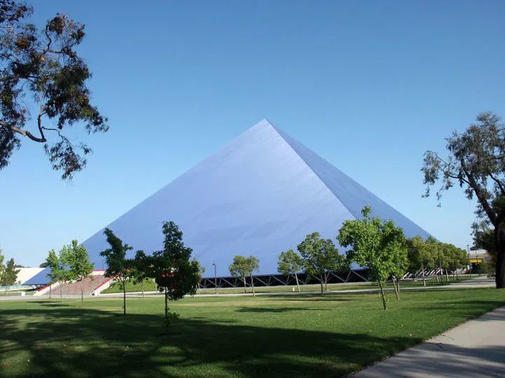 既然三角形是世界上最稳固的结构,为什么建筑不都做成金字塔的样子呢?