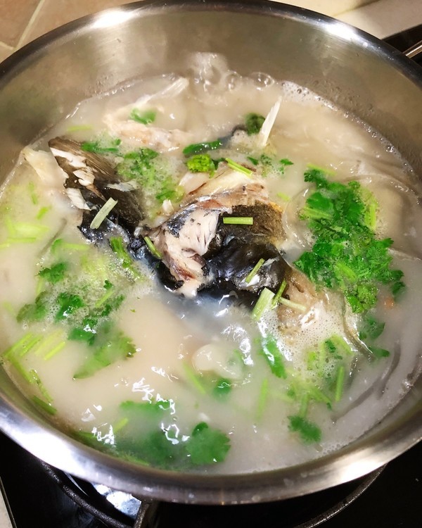 孕妇喝的鱼汤怎么熬?牢记3个小技巧,鱼汤无腥味,奶白色特别鲜