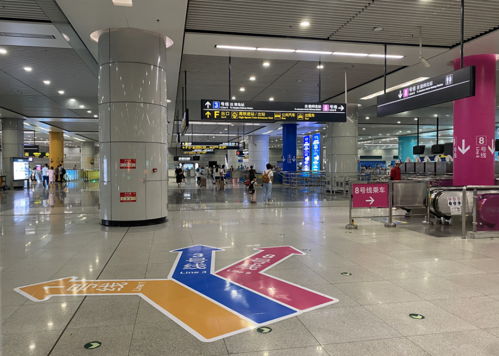 如果是乘坐3号线到达青岛北站,下车后站台对面就是8号线开往胶州北站
