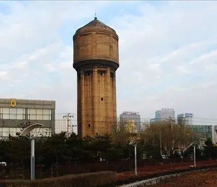 中山公园水塔03沈阳市文物保护协会志愿者葛保全老师,介绍水塔历史原