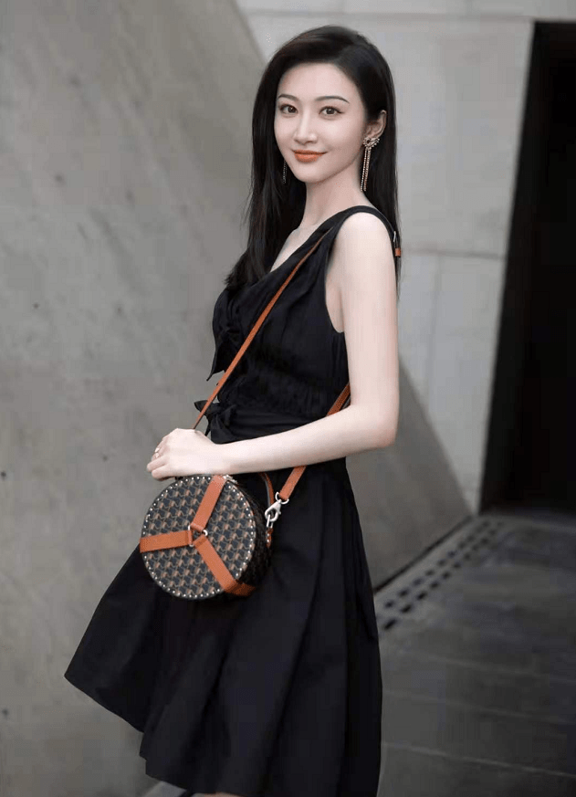 景甜晒出6宫格美照,造型甜美获好评,网友:连鞋子都是