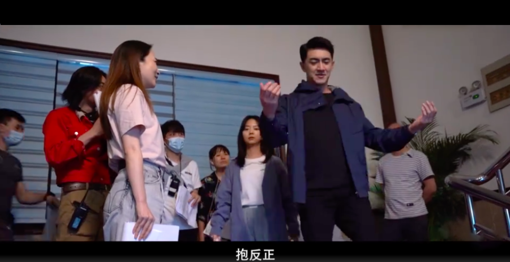 林更新喜剧人上线!公主抱谭松韵,把人家吓到肢体僵硬