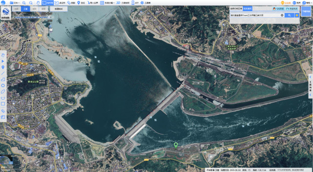 三峡大坝(卫星地图来源:bigemap大地图) 我国的白鹤滩大坝,发电粱位