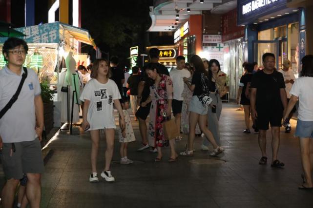 韩潮聚人气上海首尔夜市生意红火