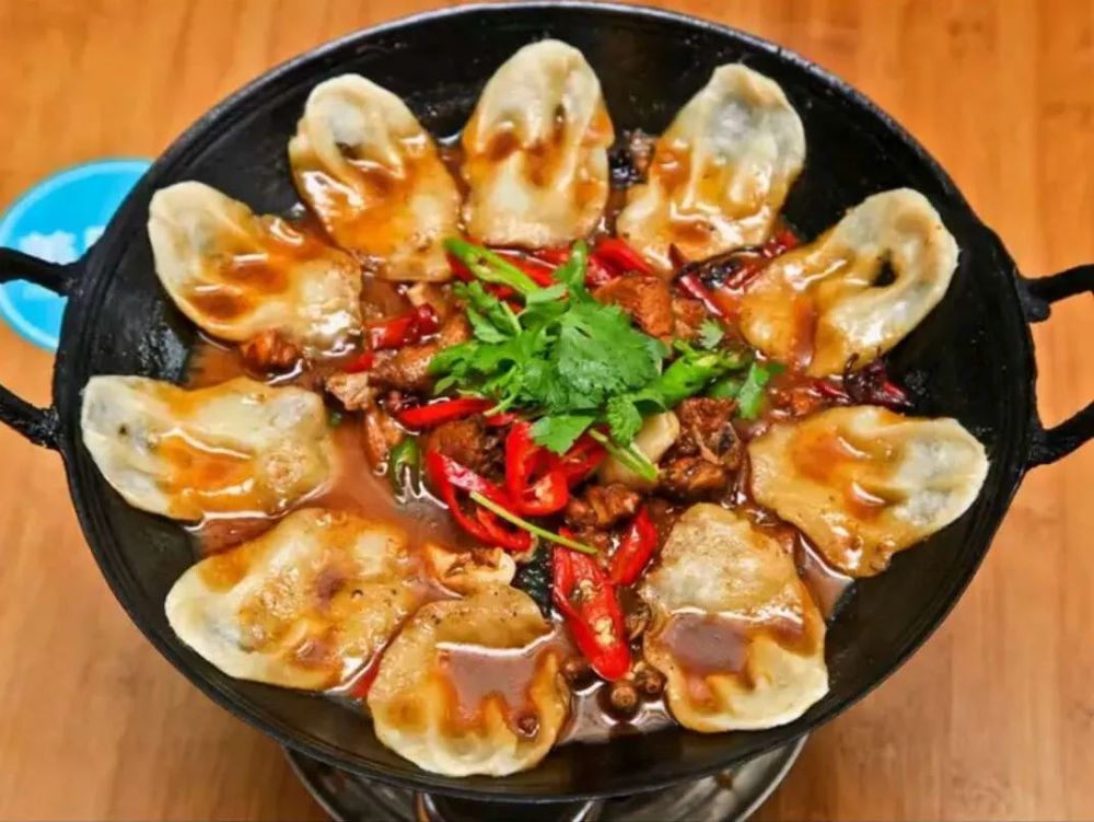 徐州地锅鸡是一道江苏徐州的传统名菜,地锅菜的汤汁较少,口味鲜醇,饼