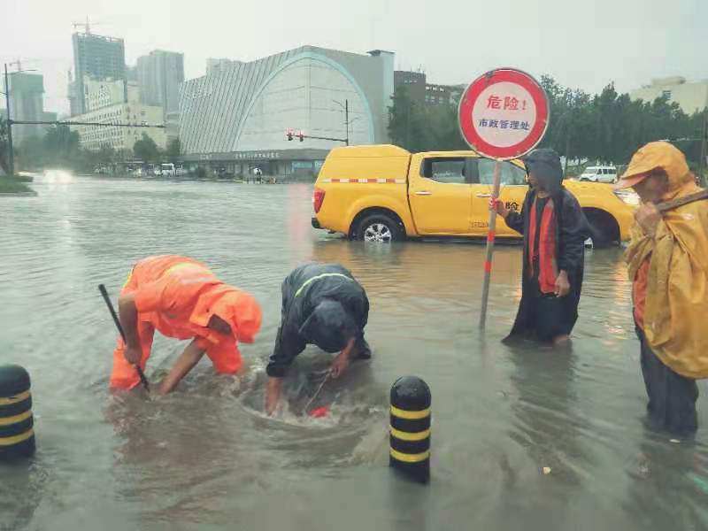 郑州大雨,防汛抢险人员全员上岗加速城市排水