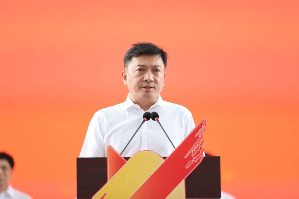 晋江市委副书记,代市长王明元 主持开馆仪式 开馆仪式后 与会领导及