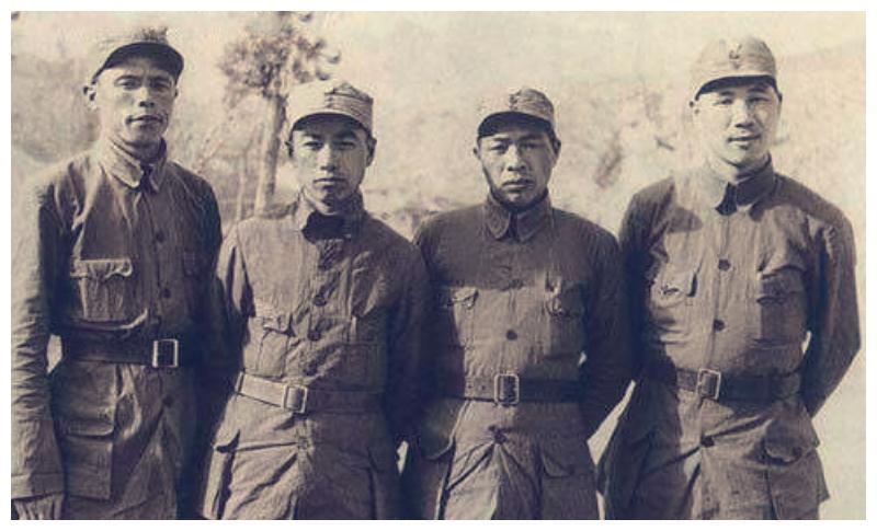 55年授衔,65军的军长与副军长授少将衔,政委与副政委授中将衔