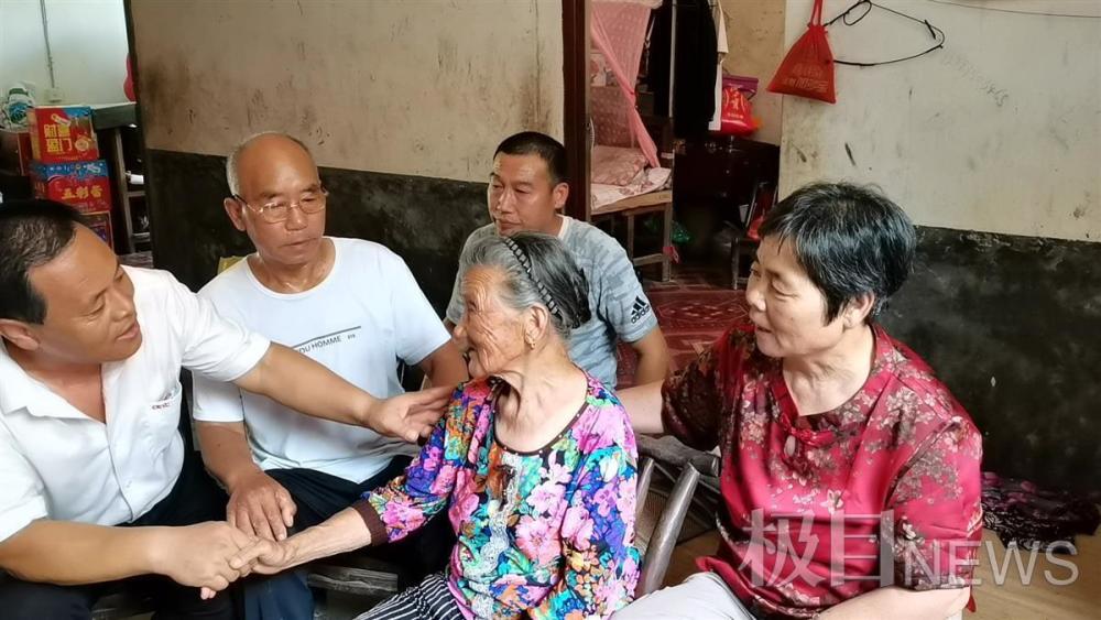 原来,吴兴发的三哥吴守信1927年参加革命后一直下落不明,感同身受的