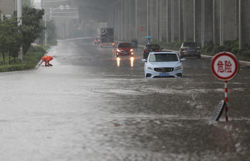 暴雨持续!郑州再发红色预警