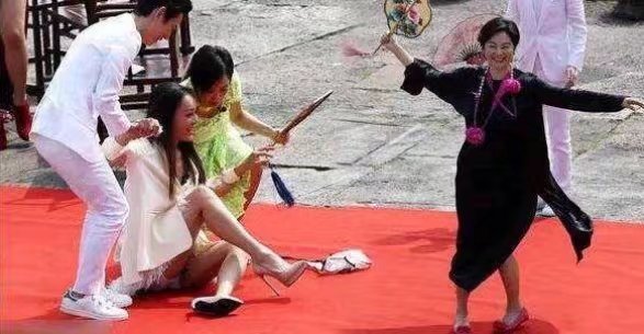 走红毯出丑的女星范冰冰全程前门大开宁静摔个屁股蹲