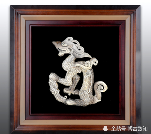 鱼皮工艺品是世居黑龙江流域的赫哲族独有的传统手工艺术品,有至少