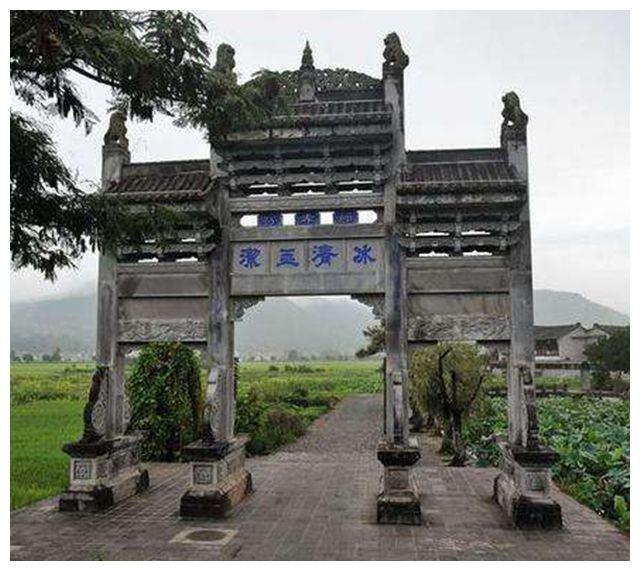 为了贞节牌坊,她被大伯哥幽禁50年,现如今小黑屋成当地名景