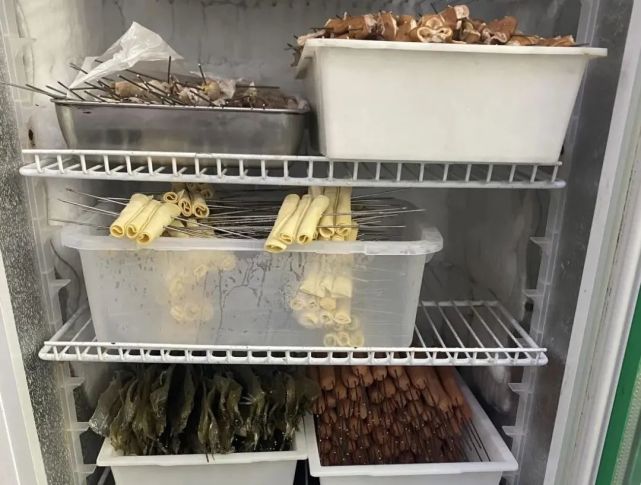 这条网红烧烤街后厨卫生过关吗?