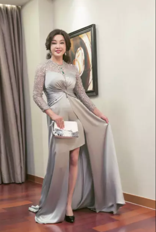 刘晓庆再次美出新高度,"丰满身材"穿银裙子好美,看着只有38岁
