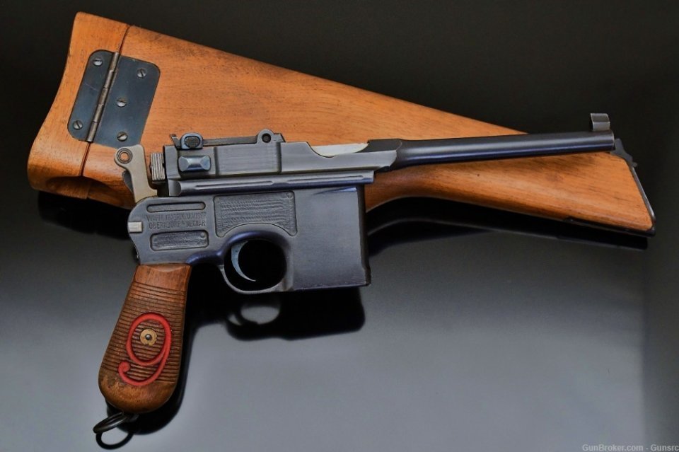 9毫米毛瑟c96手枪及其木制枪套,握柄上的数字9尺寸更大,涂以红色