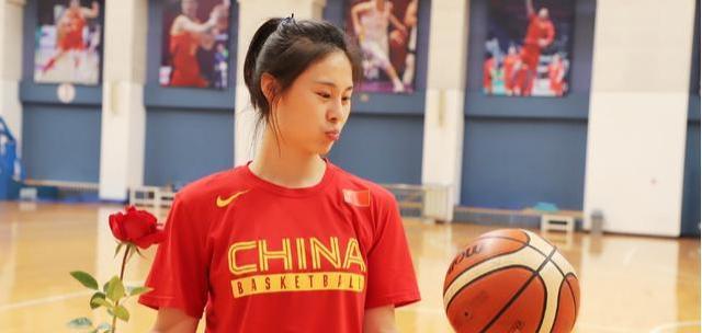 正式官宣!中国女篮位列实力榜第四,中国男篮作何感想?
