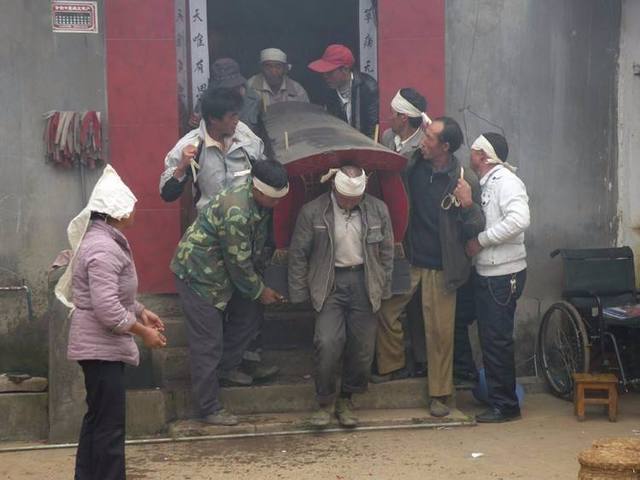 农村办白事出殡前,忌讳送葬人空腹上坟有3个原因,并非