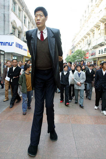 世界第一巨人张俊才:身高2.42米,娶1.65米妻子,如今怎么样了?