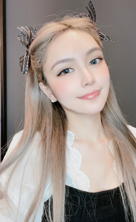 周扬青戴美瞳晒自拍照皮肤白里透红超可爱网友生日快乐