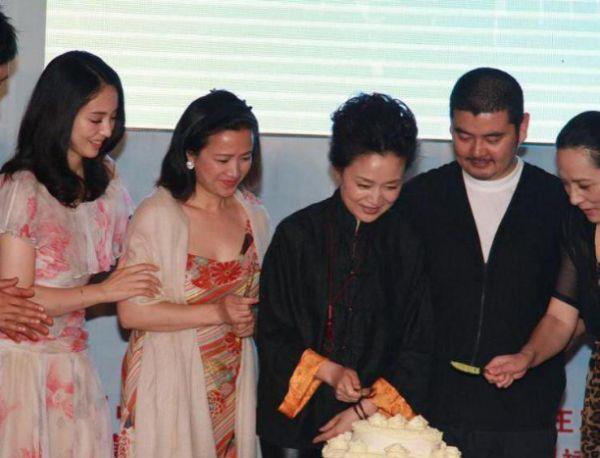 何晴美得不俗气和小15岁的董璇同穿花裙看气质似姐妹一般