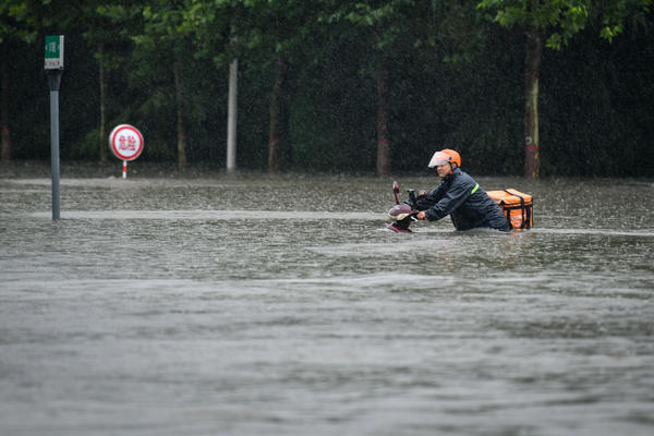 2021年7月20日 , 河南郑州暴雨天气来袭,市民开启"看海"模式,航海路