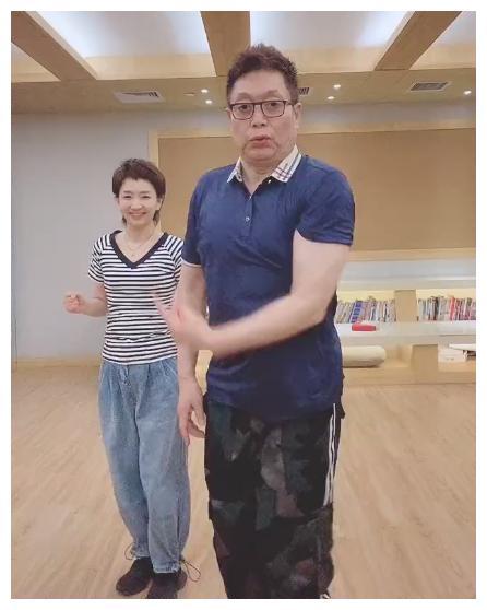 在前段时间,王为念在网上晒出一段与搭档王芳跳舞的视频,两人随音乐