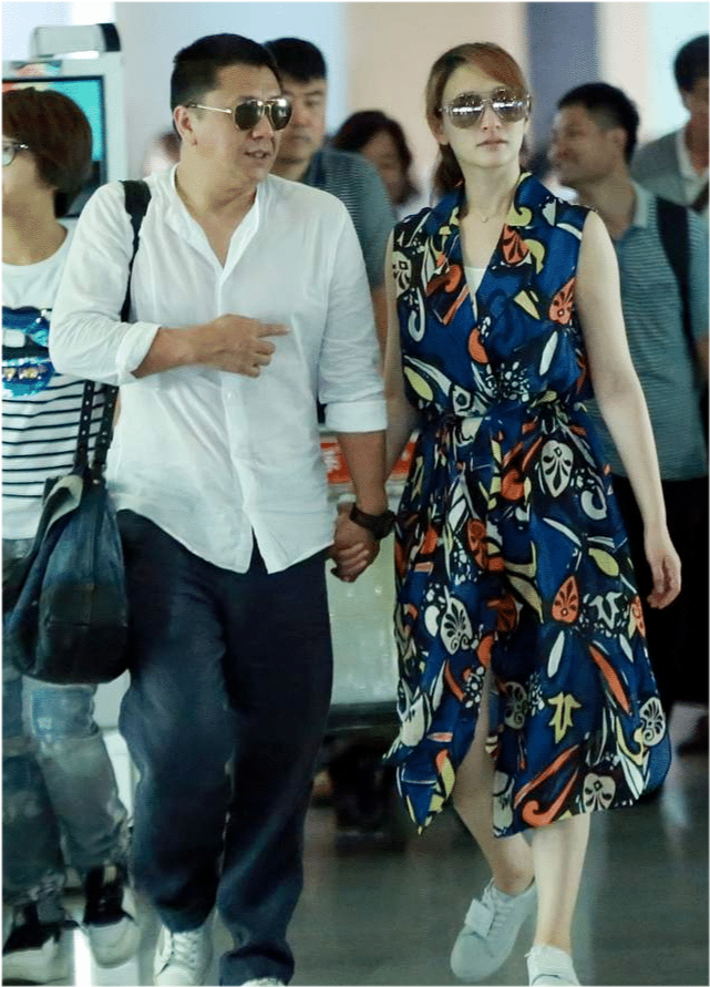 李小冉和老公徐佳宁走机场,老公贴心拿外套,夫妻俩外形像两代人