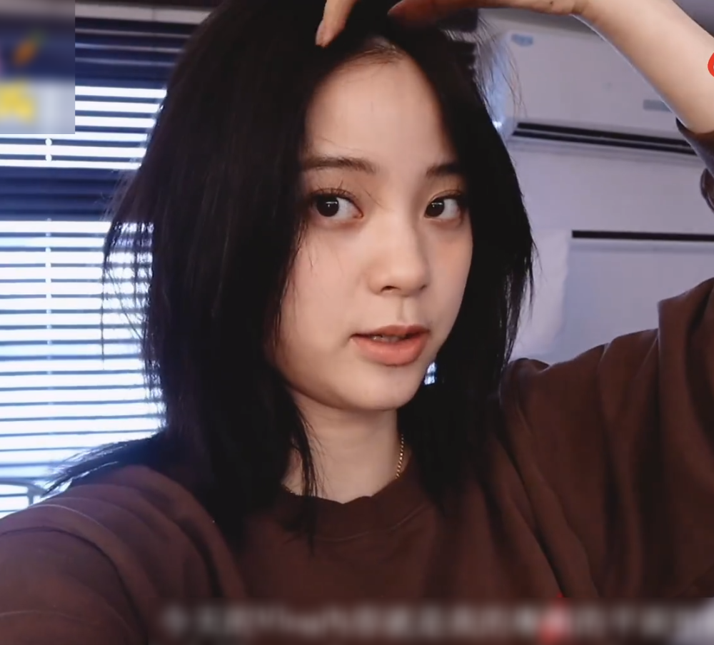 欧阳娜娜晒短发造型气质秒变成熟生图皮肤状态让人看呆了