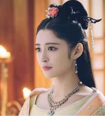 李心艾瘦身成功后亮相,面部不自然再被怀疑整容,美颜滤镜的锅?