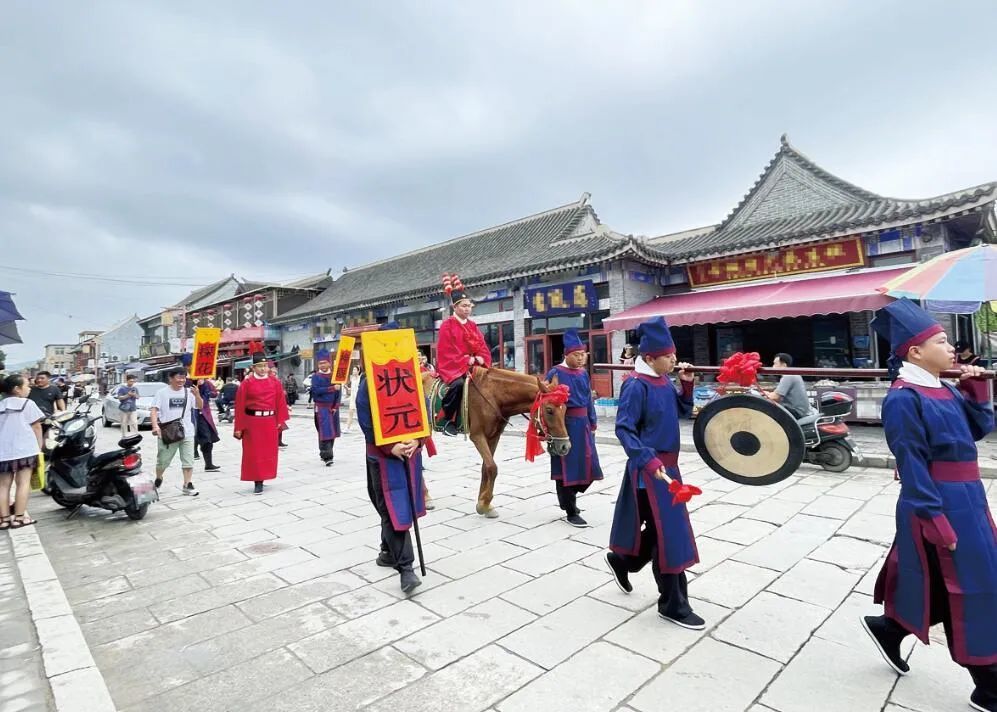 葫芦岛:状元巡街抛绣球惟妙惟肖 兴城古城上演两场穿越戏