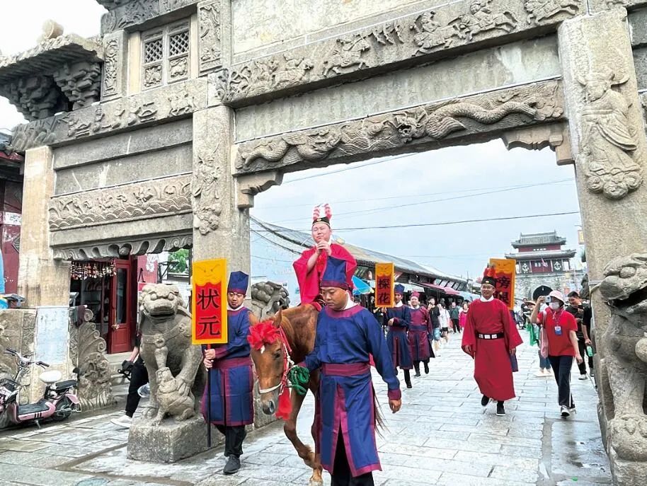 葫芦岛:状元巡街抛绣球惟妙惟肖 兴城古城上演两场穿越戏