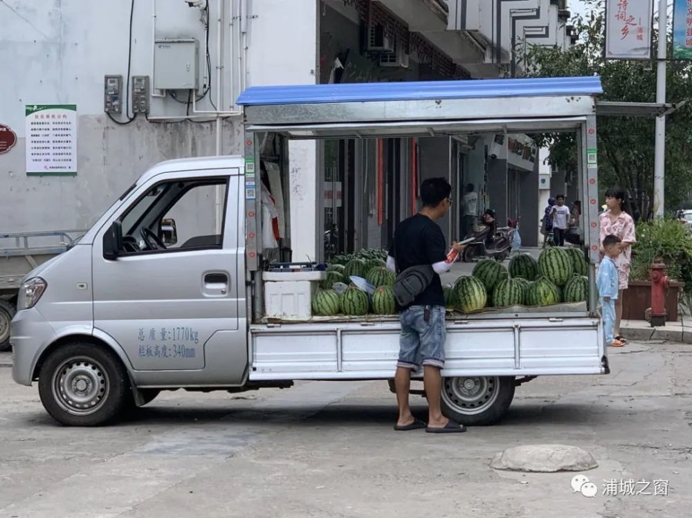 那就是流动水果摊 每到夏天 浦城的大街小巷 都会有一大批卖西瓜的