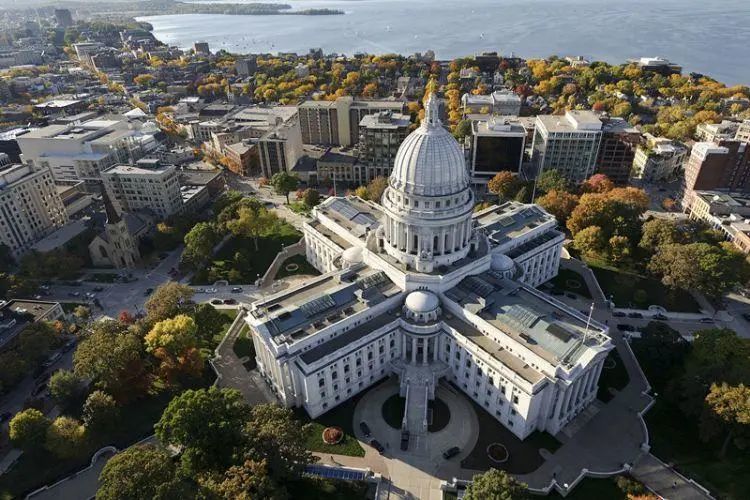 university of wisconsin madison 球队中文名:威斯康星大学貛队 代表