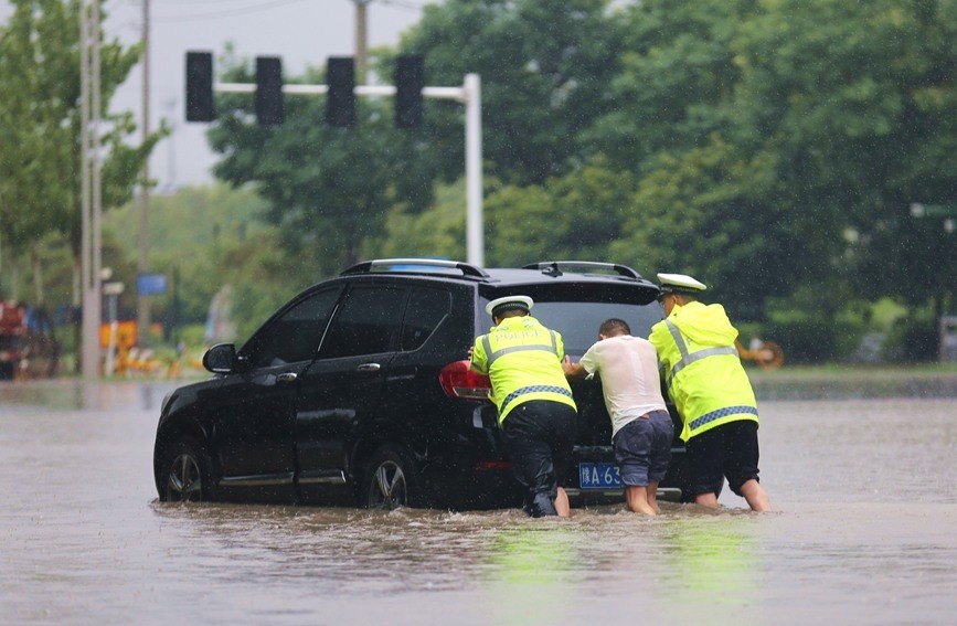 暴雨持续 郑州交警全警上路保通救助群众200余人