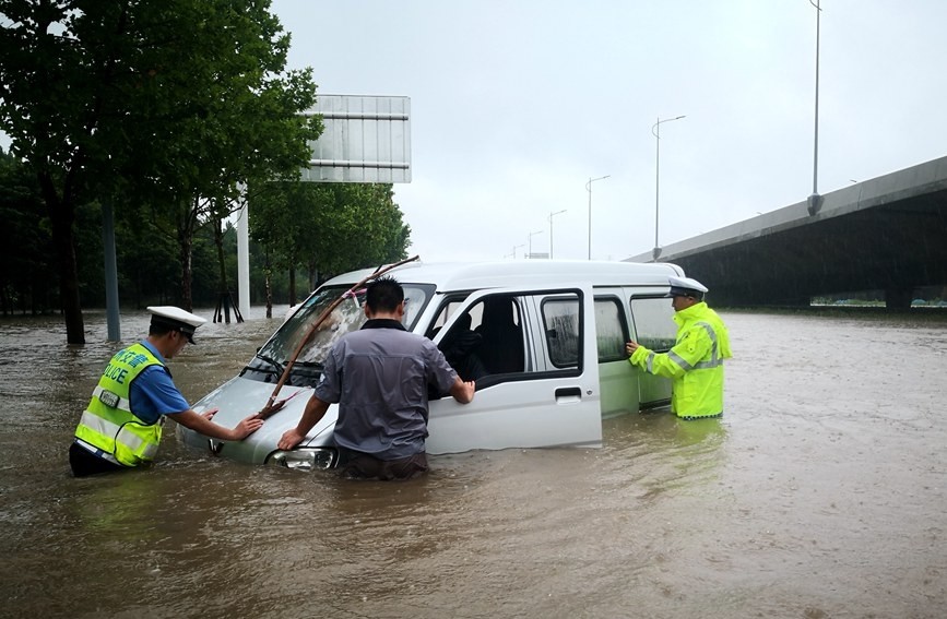 暴雨持续 郑州交警全警上路保通救助群众200余人