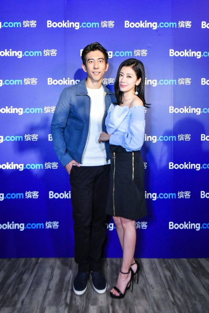 修杰楷夫妇罕见同框,47岁贾静雯卫衣丸子头,比小9岁老公还年轻