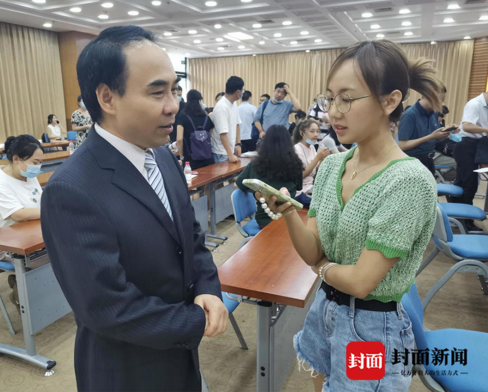 封面新闻记者采访重庆市教委一级巡视员邓睿