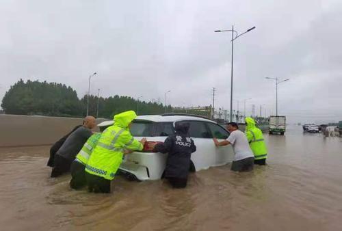 暴雨中的河南力量!感谢你们的守护!