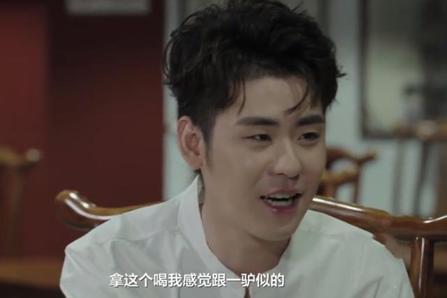 德云社张云雷接受采访讲述自己的三起三落却被大茶缸子抢镜了