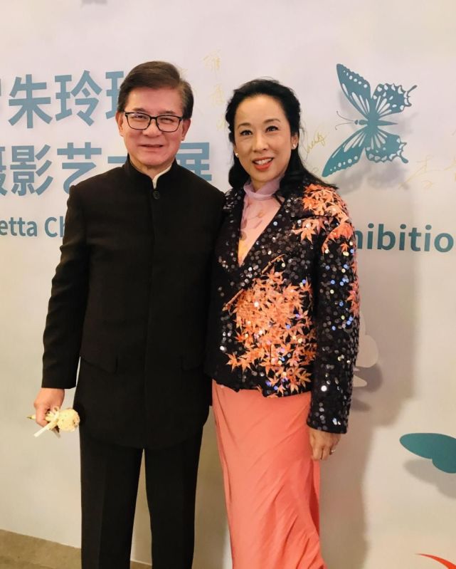 朱玲玲牵手老公逛街,62岁皮肤蜡黄不漂亮,跟普通人一