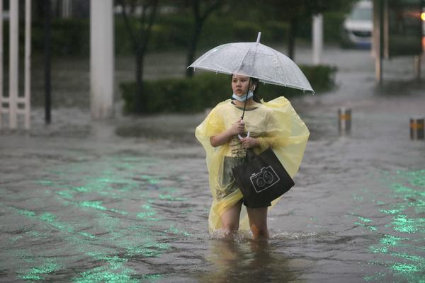 现场直击郑州暴雨刷新记录