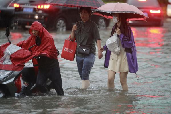 【大河网景】现场直击 郑州暴雨刷新记录