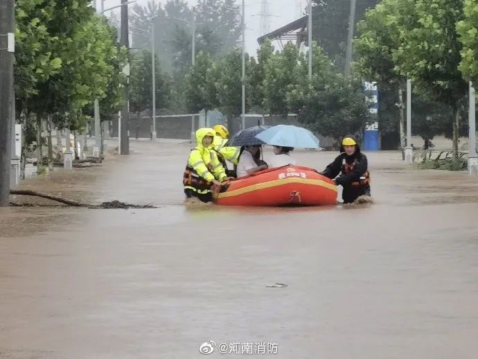 河南郑州地铁变成"地下河,巩义暴雨已致1人死亡2人失联