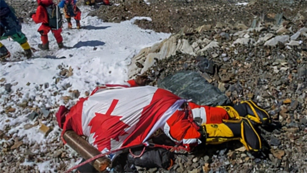 珠峰"睡美人,为何22年无一人将其掩埋?现在成了珠峰登山路标