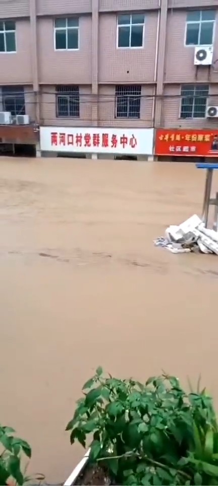 7月20日,由于持续暴雨,河南省巩义市多地出现洪水险情,该市米河镇多处