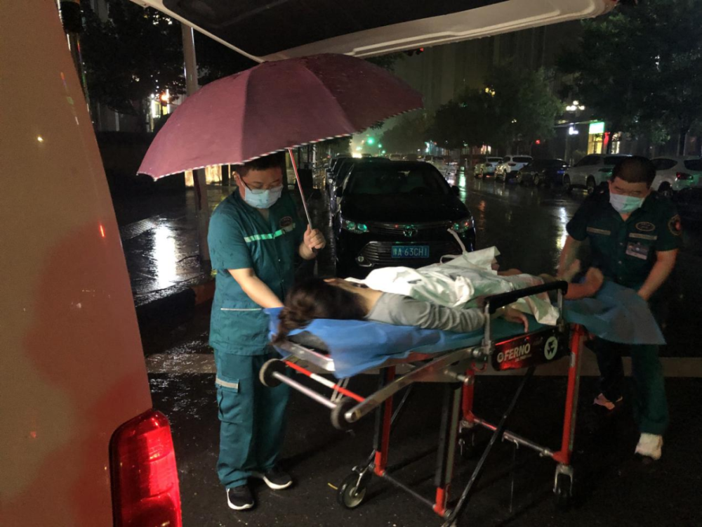 暴雨中的郑州急救人!120电话24小时接听3319次,出诊531次